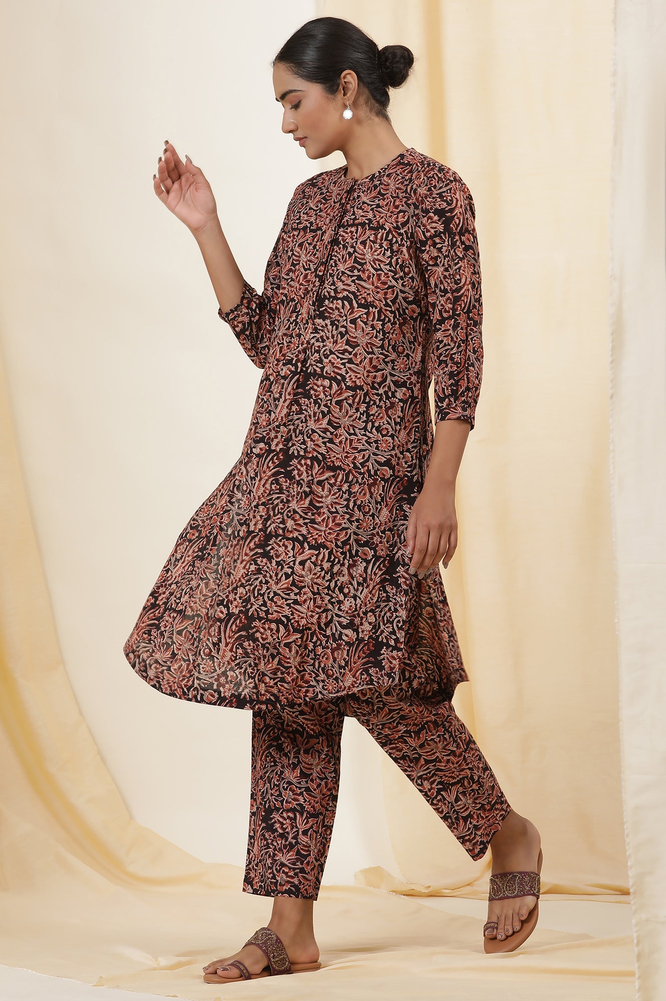 Black Kalamkari Printed Straight Cotton Voile Kurta And Straight Pants Set - Image 4